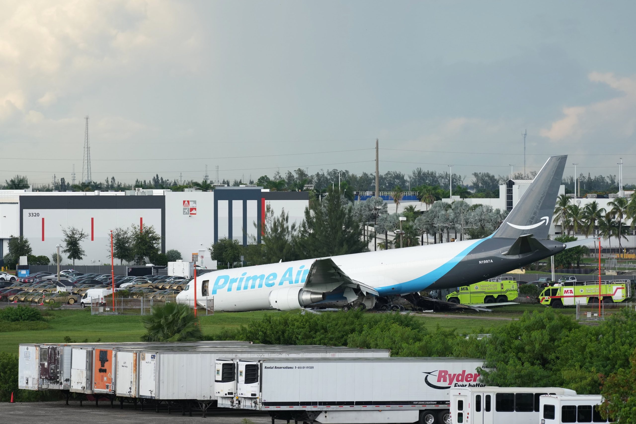 Al menos cinco personas murieron luego de un avión de carga de Amazon despistara en el aeropuerto internacional de Miami, en Estados Unidos