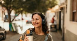 La psicología sugiere que las personas que siempre caminan por la calle escuchando música no lo hacen solo para entretenerse