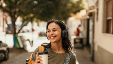 La psicología sugiere que las personas que siempre caminan por la calle escuchando música no lo hacen solo para entretenerse