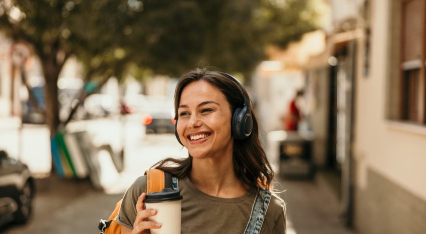 La psicología sugiere que las personas que siempre caminan por la calle escuchando música no lo hacen solo para entretenerse
