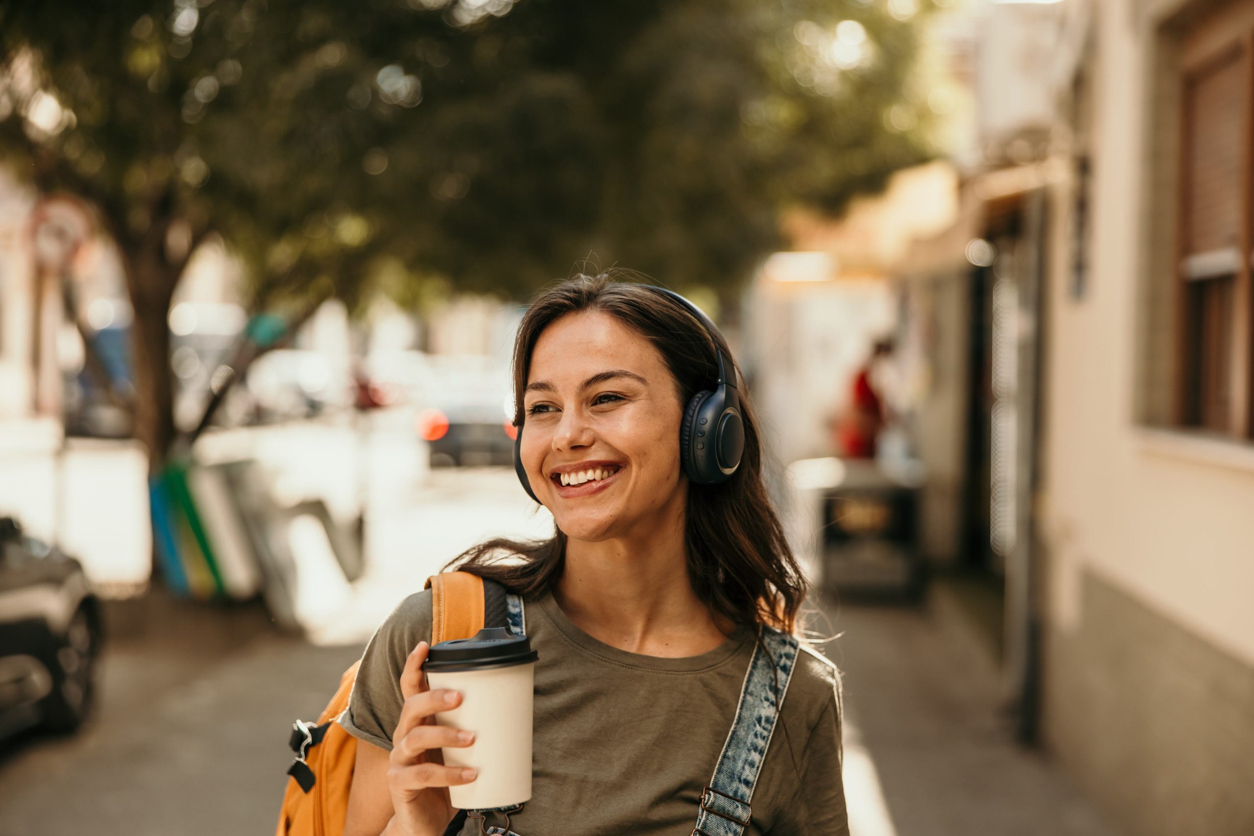 Qué significa caminar escuchando música. (Foto: Adobe Stock)
