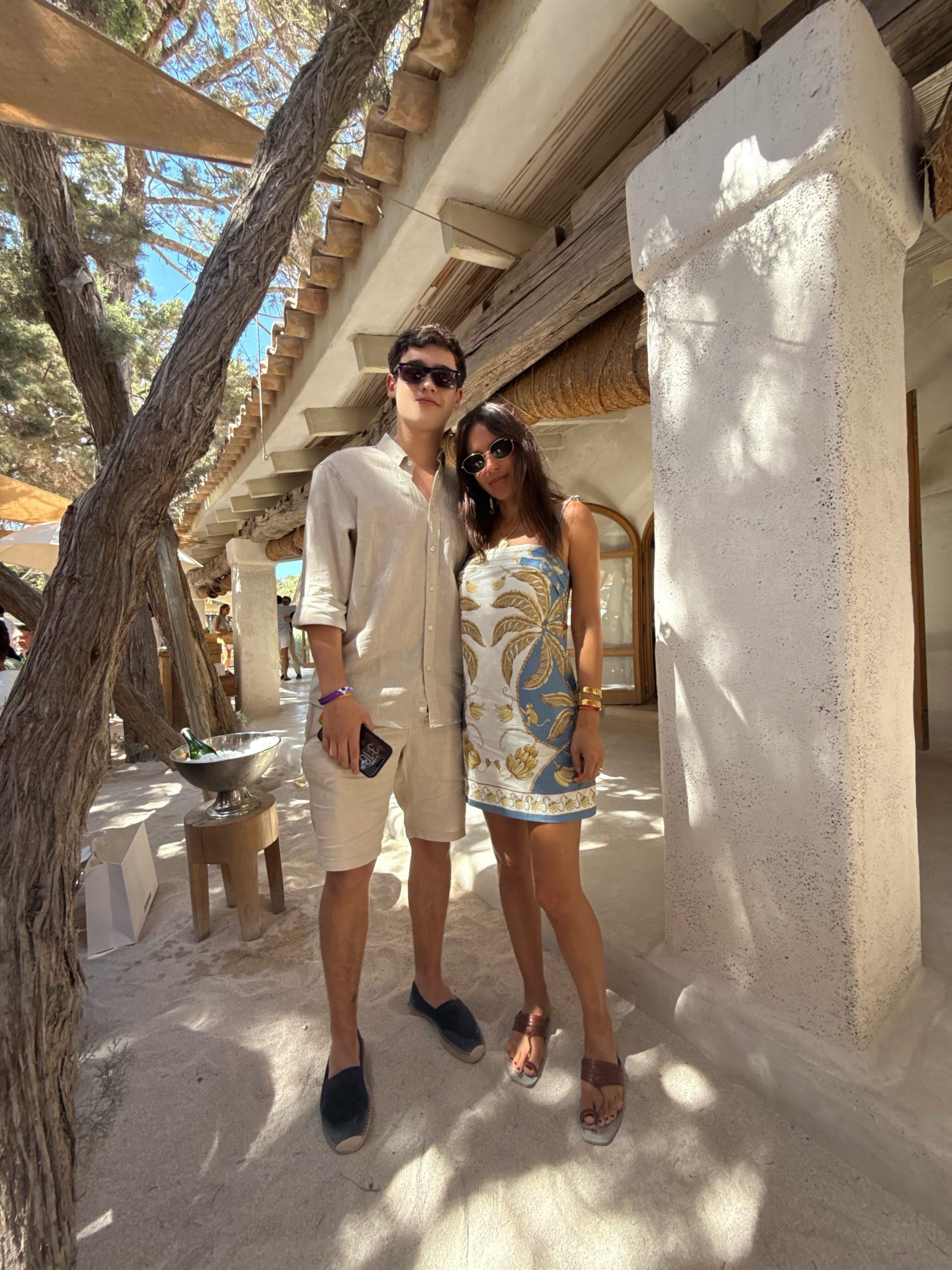 Pampita y Bauti Vicuña en ibiza con estilo veraniego (Foto: @pampitaoficial)