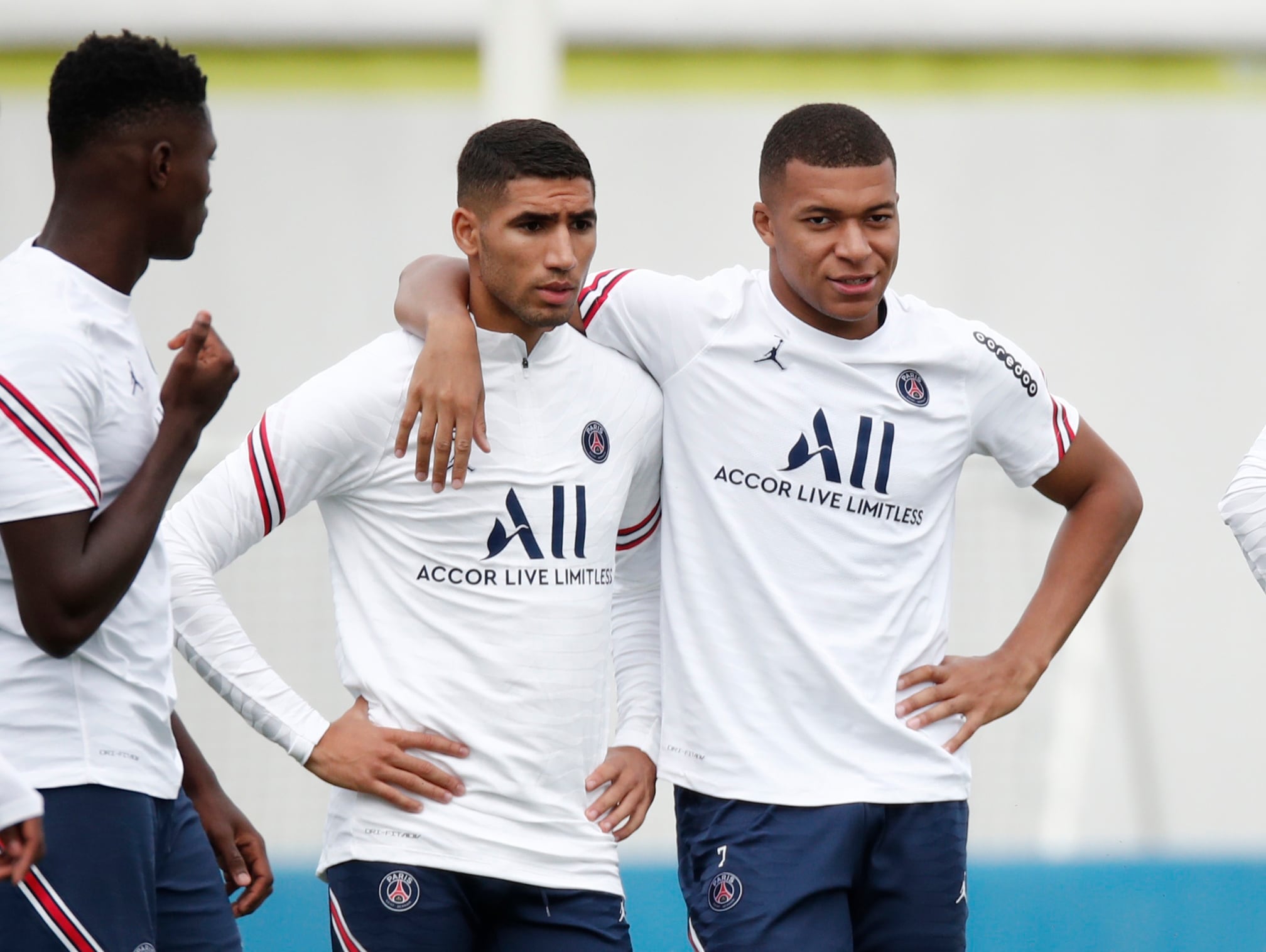 Hakimi y Mbappé tienen una gran relación que nació cuando ambos eran compañeros en el PSG. Ahora el francés puede ser citado a declarar como testigo. (REUTERS/Benoit Tessier)