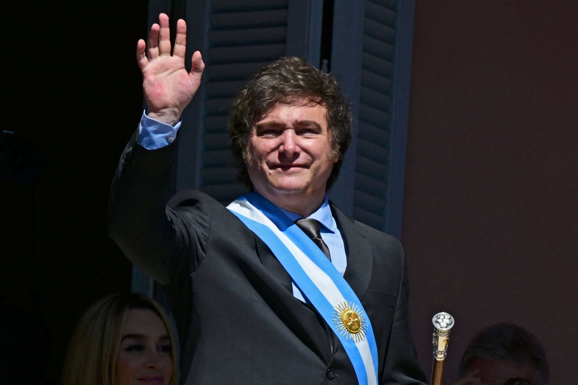El presidente Javier Milei saluda desde el balcón de la Casa Rosada