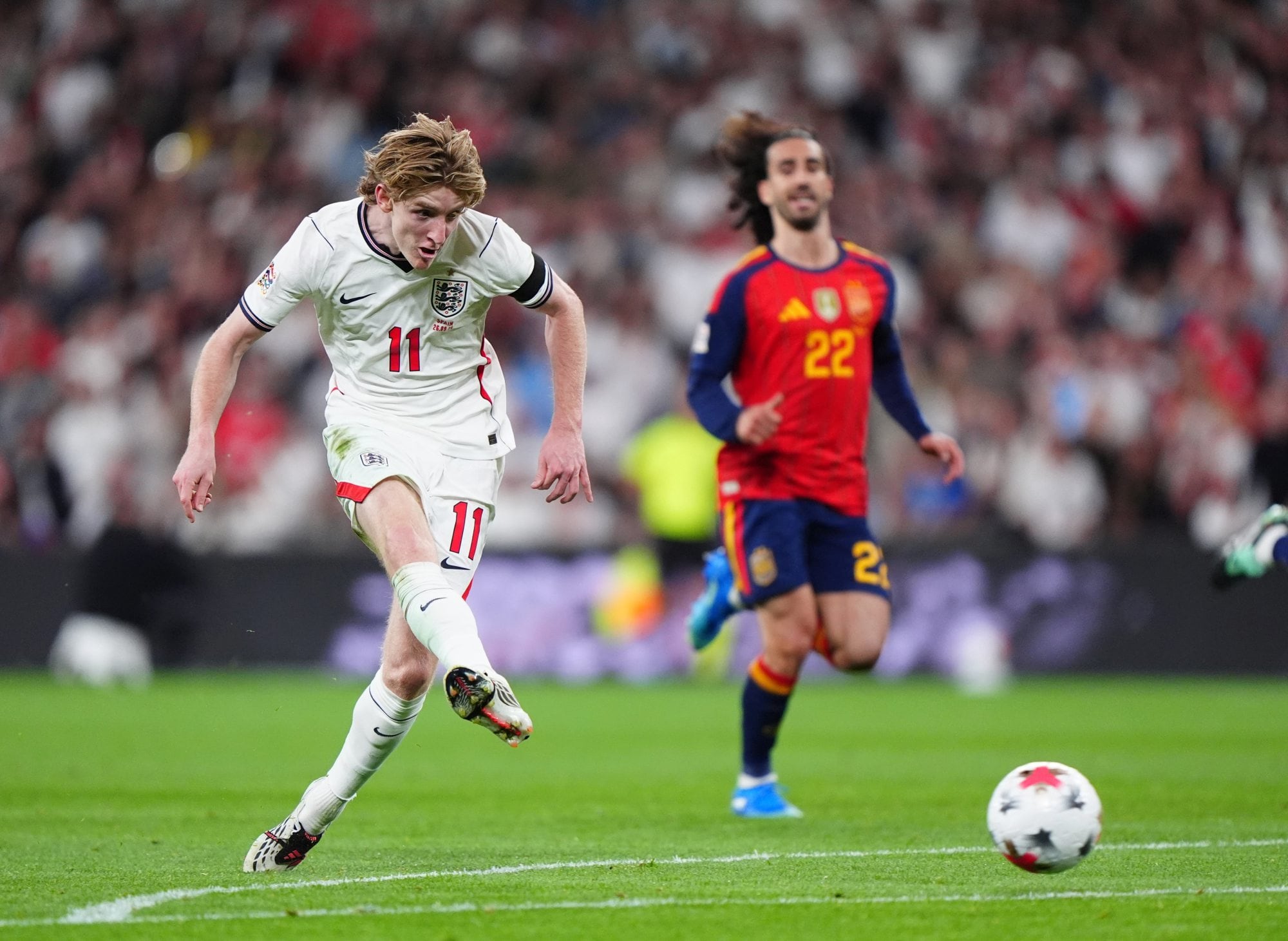 Gordon define y marca el primer gol de Inglaterra