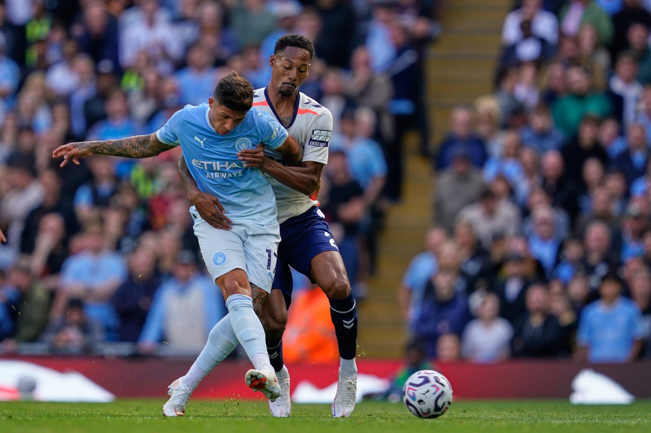 Ethan Pinnock, de Coventry City, trata de frenar como puede a Enzo Fernandez