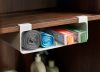 El organizador de cocina bajo estante que aprovecha un espacio que siempre olvidamos