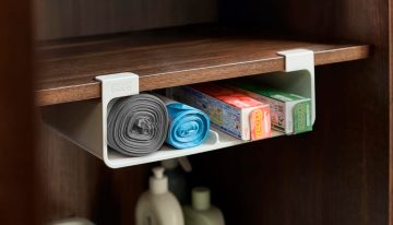 El organizador de cocina bajo estante que aprovecha un espacio que siempre olvidamos