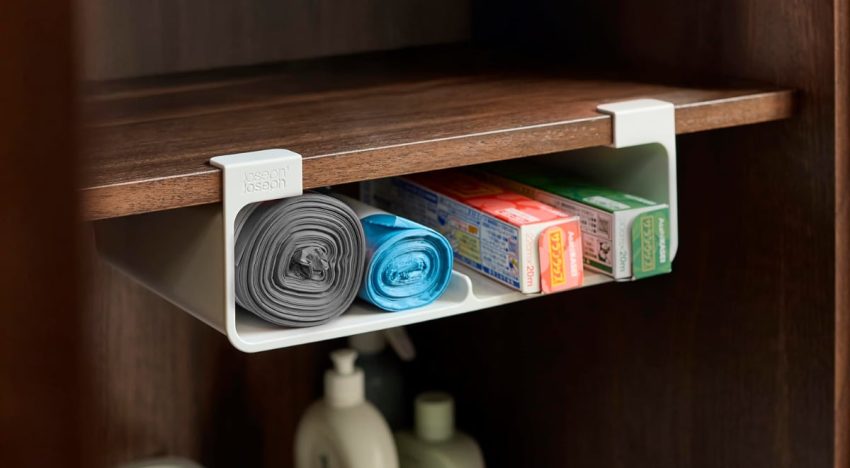 El organizador de cocina bajo estante que aprovecha un espacio que siempre olvidamos