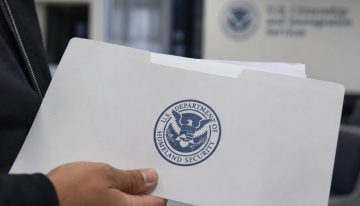 La nueva estrategia del DHS para que los abogados del ICE pidan cerrar casos de asilo antes de una audiencia