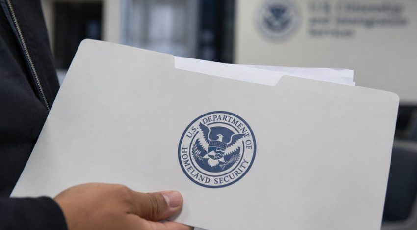La nueva estrategia del DHS para que los abogados del ICE pidan cerrar casos de asilo antes de una audiencia