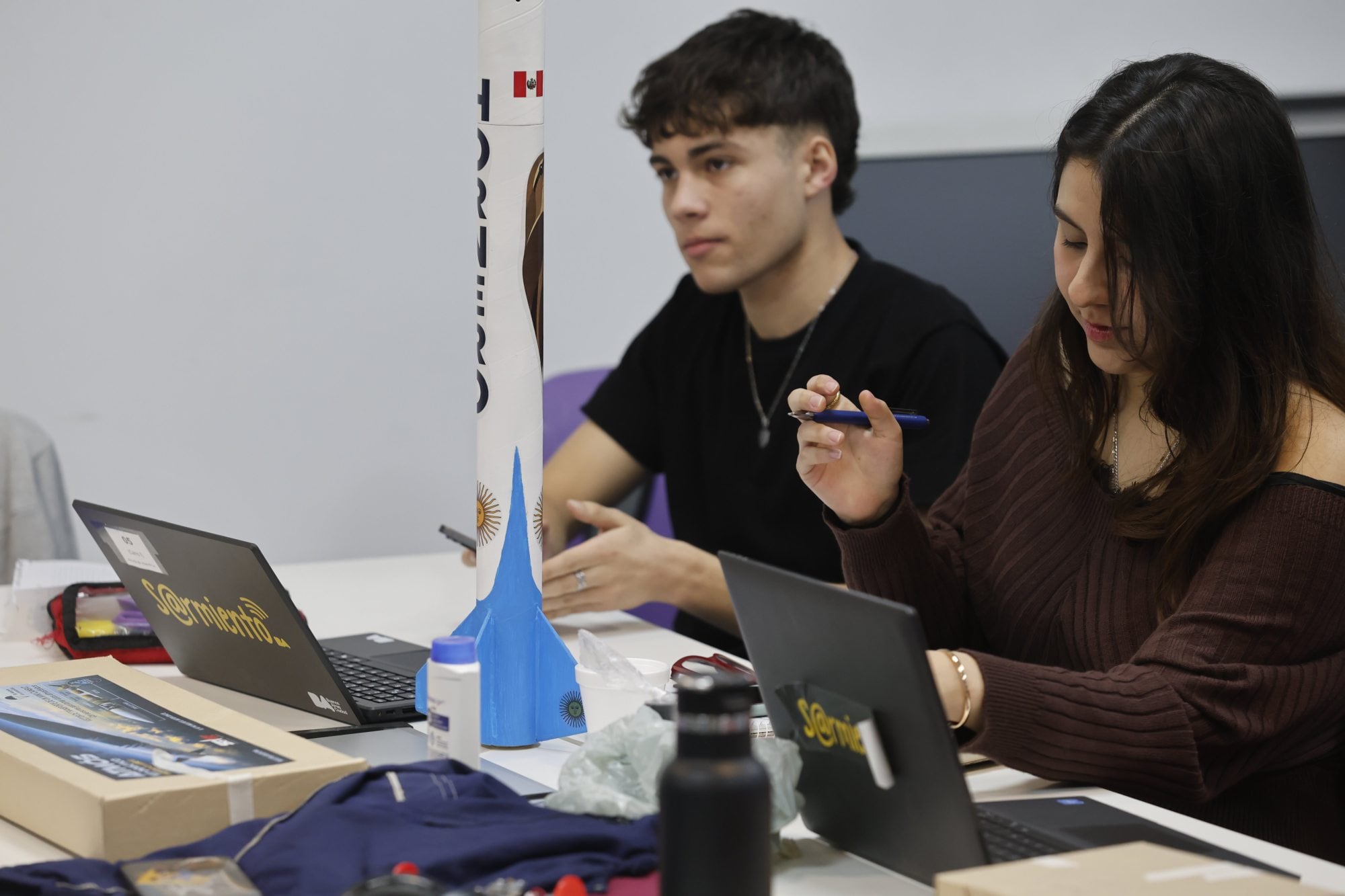 Los alumnos atravesaron distintas etapas del desarrollo de un proyecto aeroespacial y pusieron en práctica conocimientos adquiridos en el aula