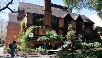La misteriosa casa de Belgrano R que simula un Principado, pero esconde una historia insólita
