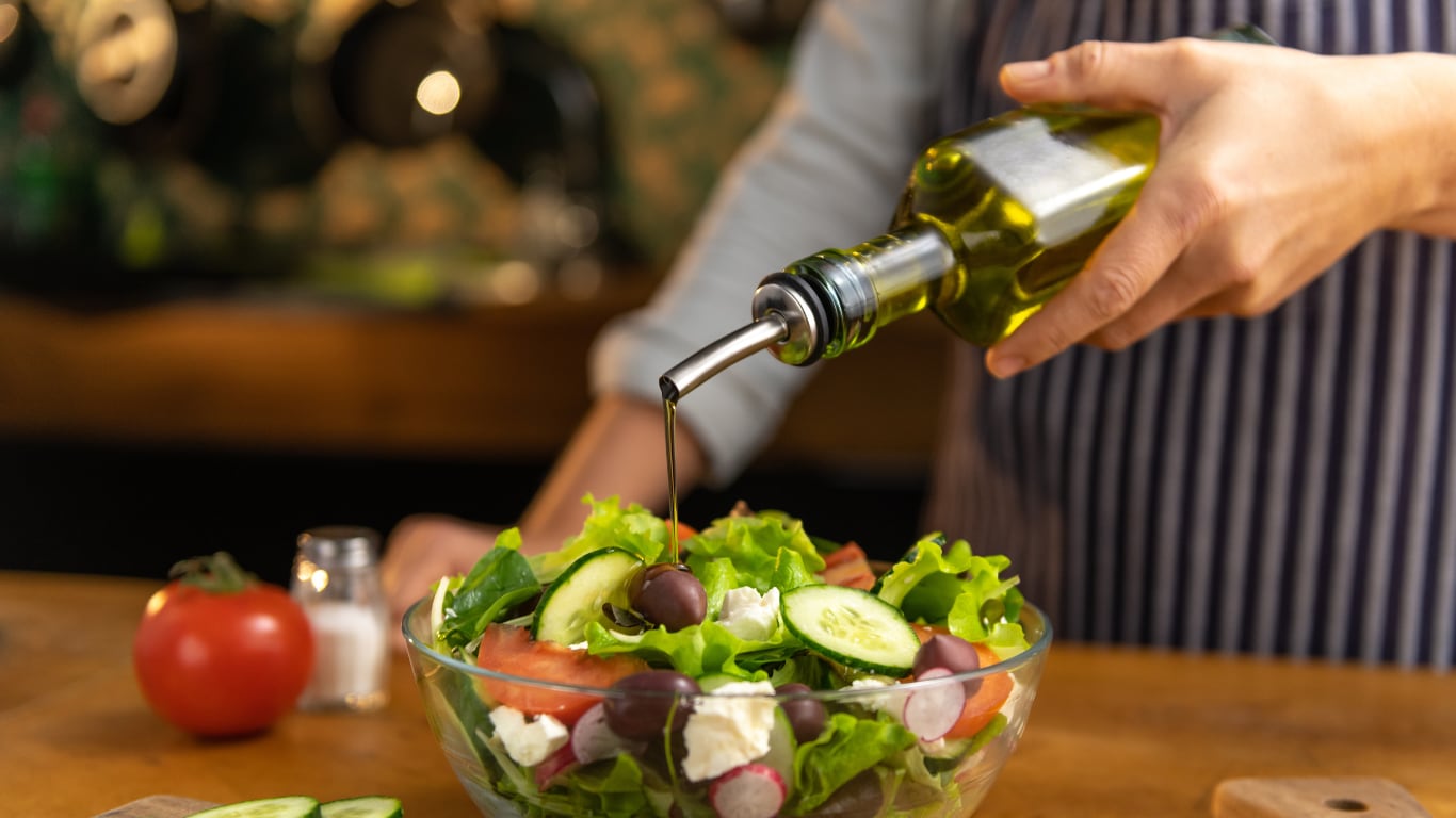 El aceite de oliva puede usarse en ensaladas. (Foto: Adobe Stock).
