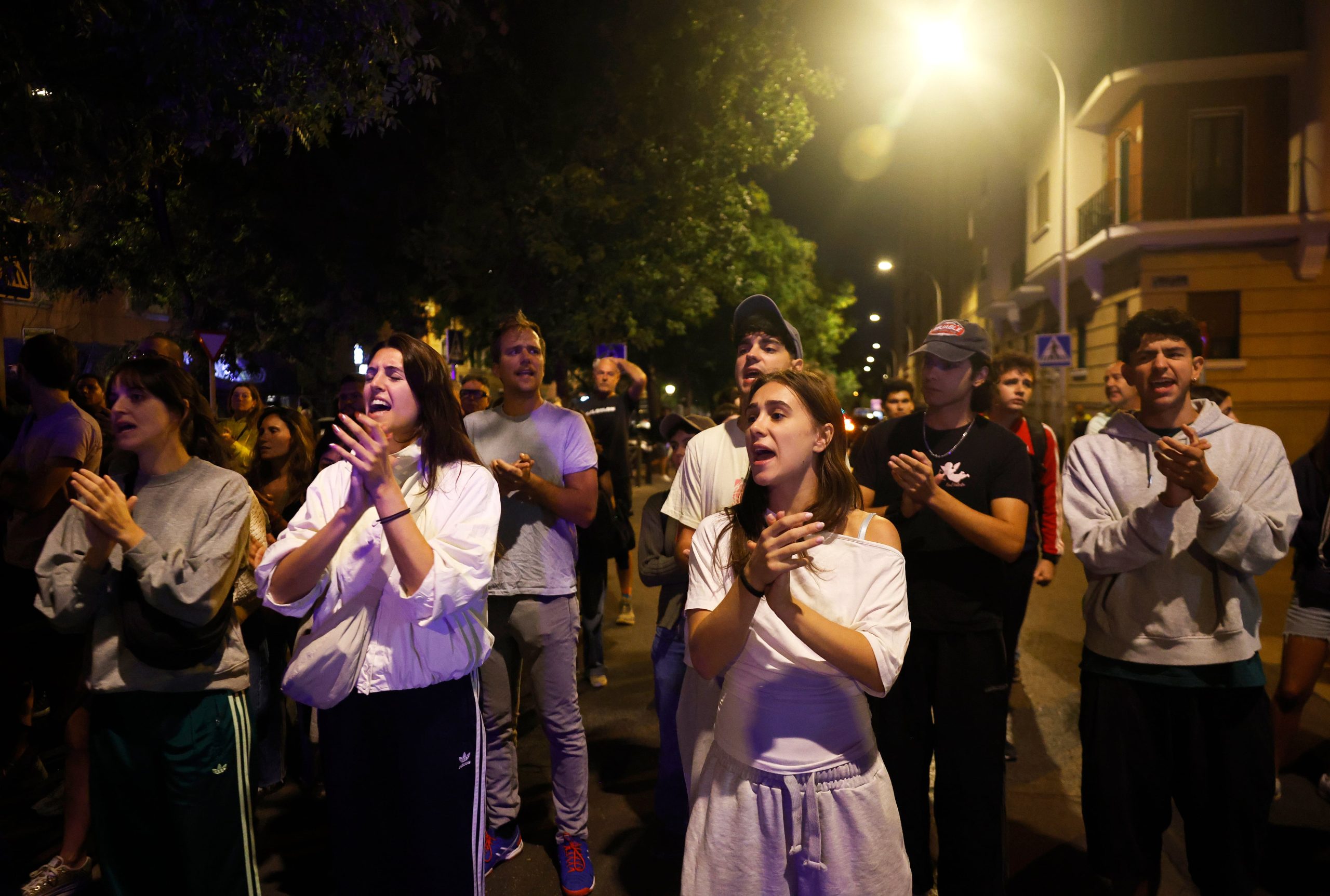 Manifestantes protestan frente a la vivienda de Maricarmen, este miércoles.