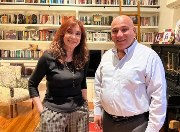 Juan Manzur (senadoro por Tucumán) visitó a Cristina Fernandez de Kirchner en su casa.