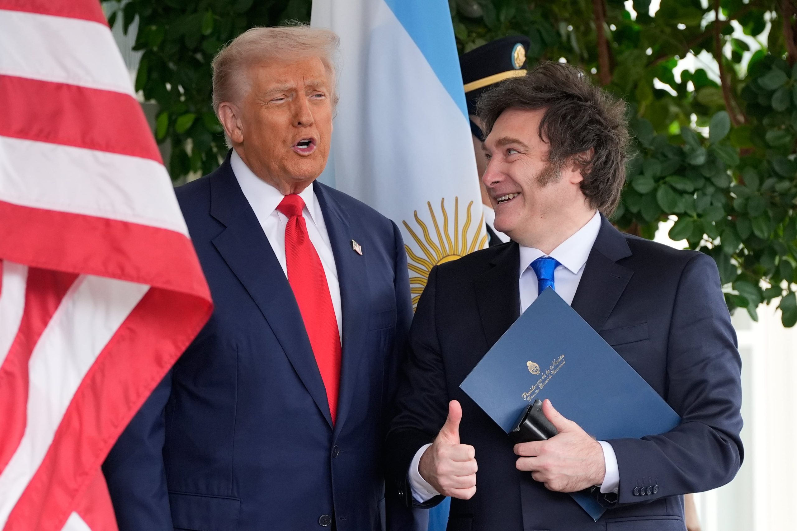 El presidente Donald Trump saluda al presidente argentino Javier Milei en la Casa Blanca