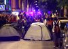 “Maricarmen se queda”: 400 activistas esperan junto a la anciana a la comisión judicial