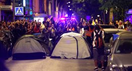 “Maricarmen se queda”: 400 activistas esperan junto a la anciana a la comisión judicial