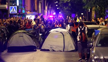 “Maricarmen se queda”: 400 activistas esperan junto a la anciana a la comisión judicial