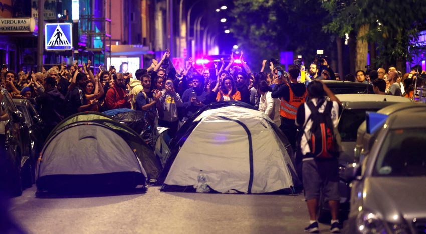 “Maricarmen se queda”: 400 activistas esperan junto a la anciana a la comisión judicial