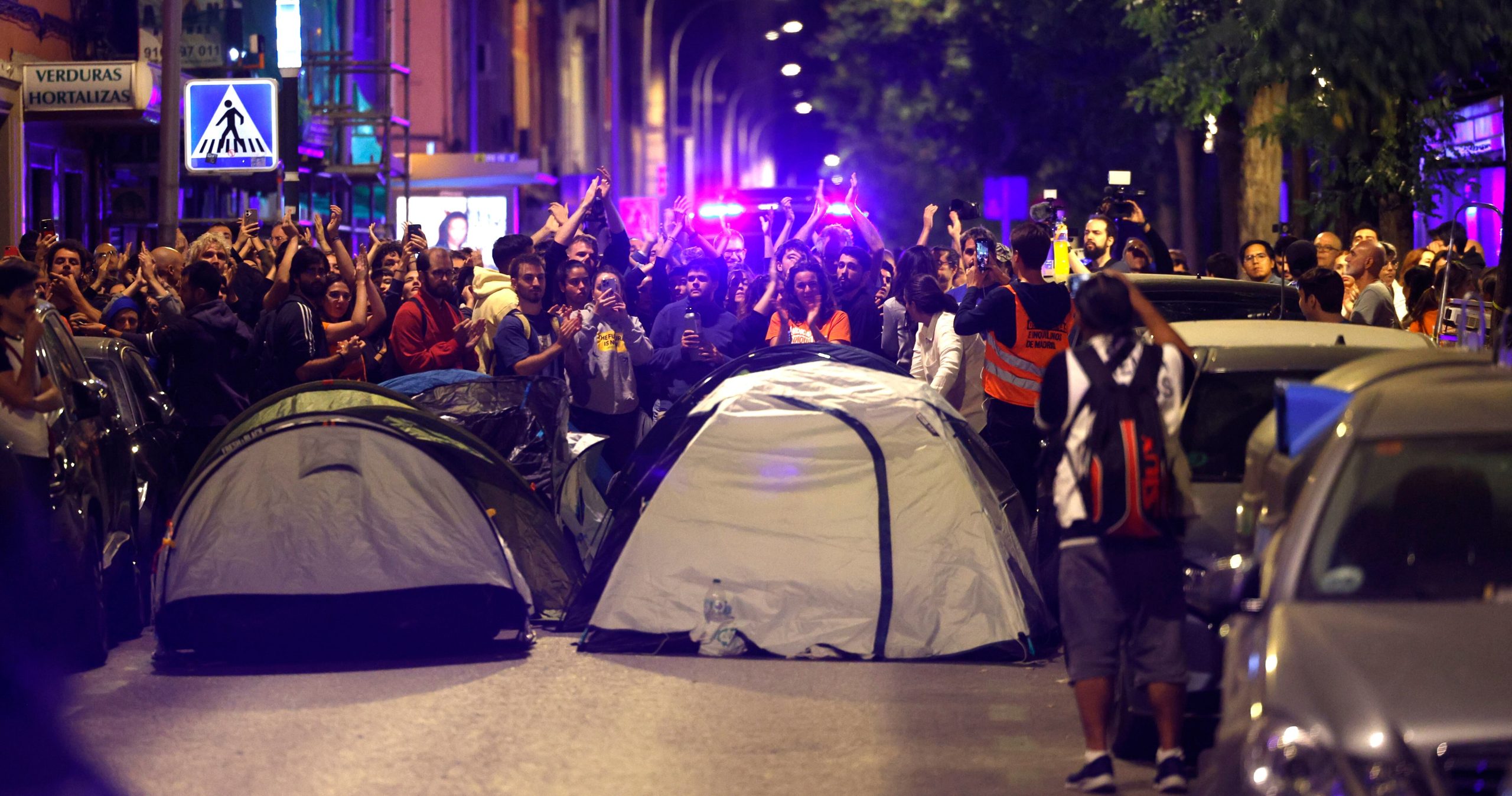Manifestantes acampados por el desahucio de Maricarmen frente a la vivienda.
