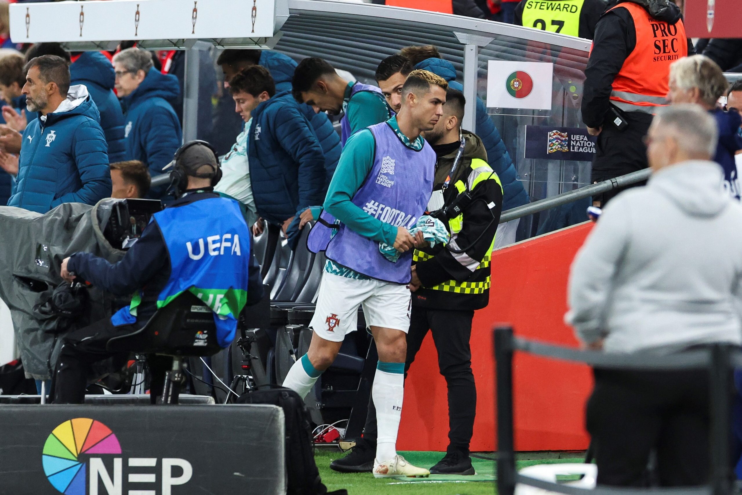 El delantero portugués calentó durante algunos minutos cerca del campo de juego y finalmente no ingresó (Foto: EFE)
