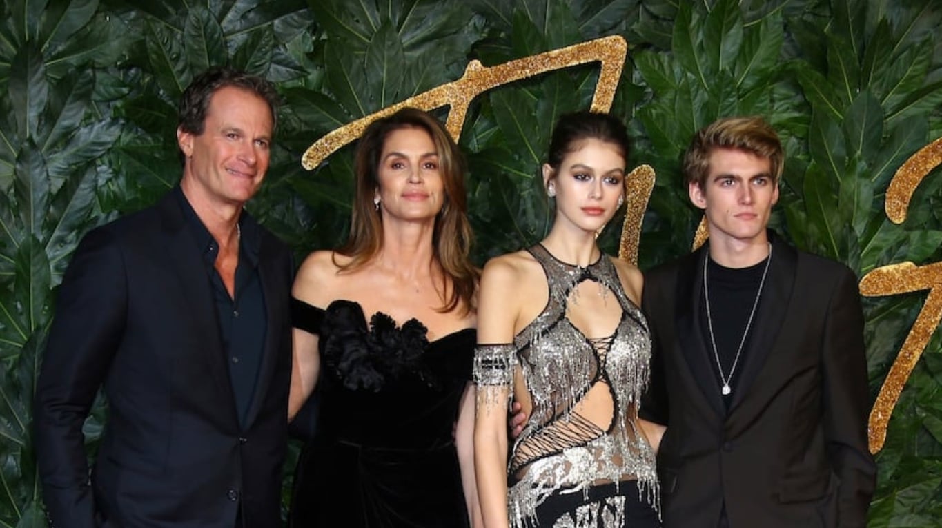 Presley con su mamá Cindy Crawford, su papá Rande Gerber y su hermana Kaia. (Foto: AP)