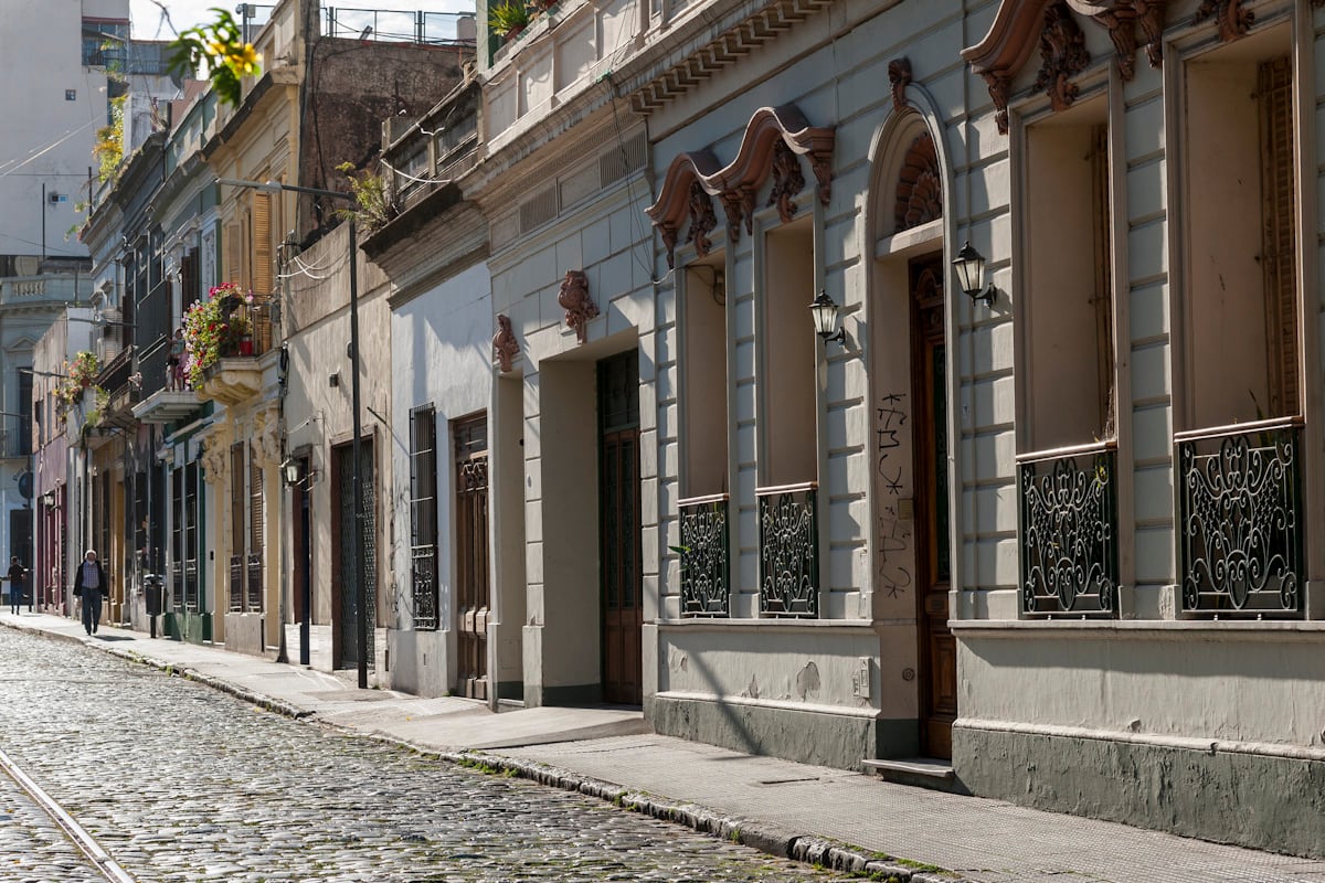 Las calles empedradas y las construcciones coloniales son uno de los atractivos principales de San Telmo