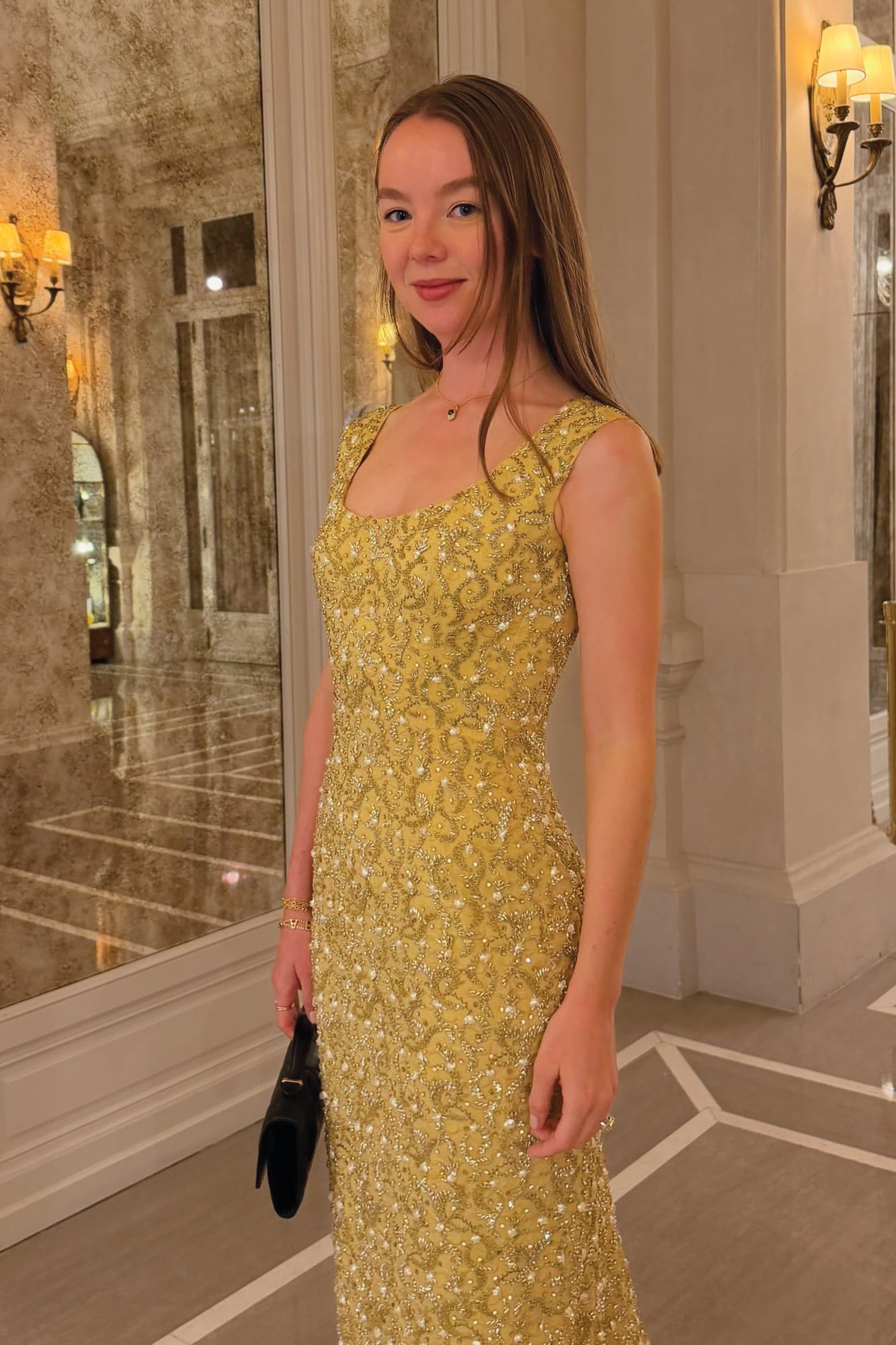 Recién comprometida con Ben-Sylvester Strautmann, Alexandra rindió homenaje a su abuela, Grace Kelly, luciendo un deslumbrante vestido de Givenchy de 1962. De escote redondeado, espalda descubierta y delicada cola, el diseño mantiene su actualidad y glamour