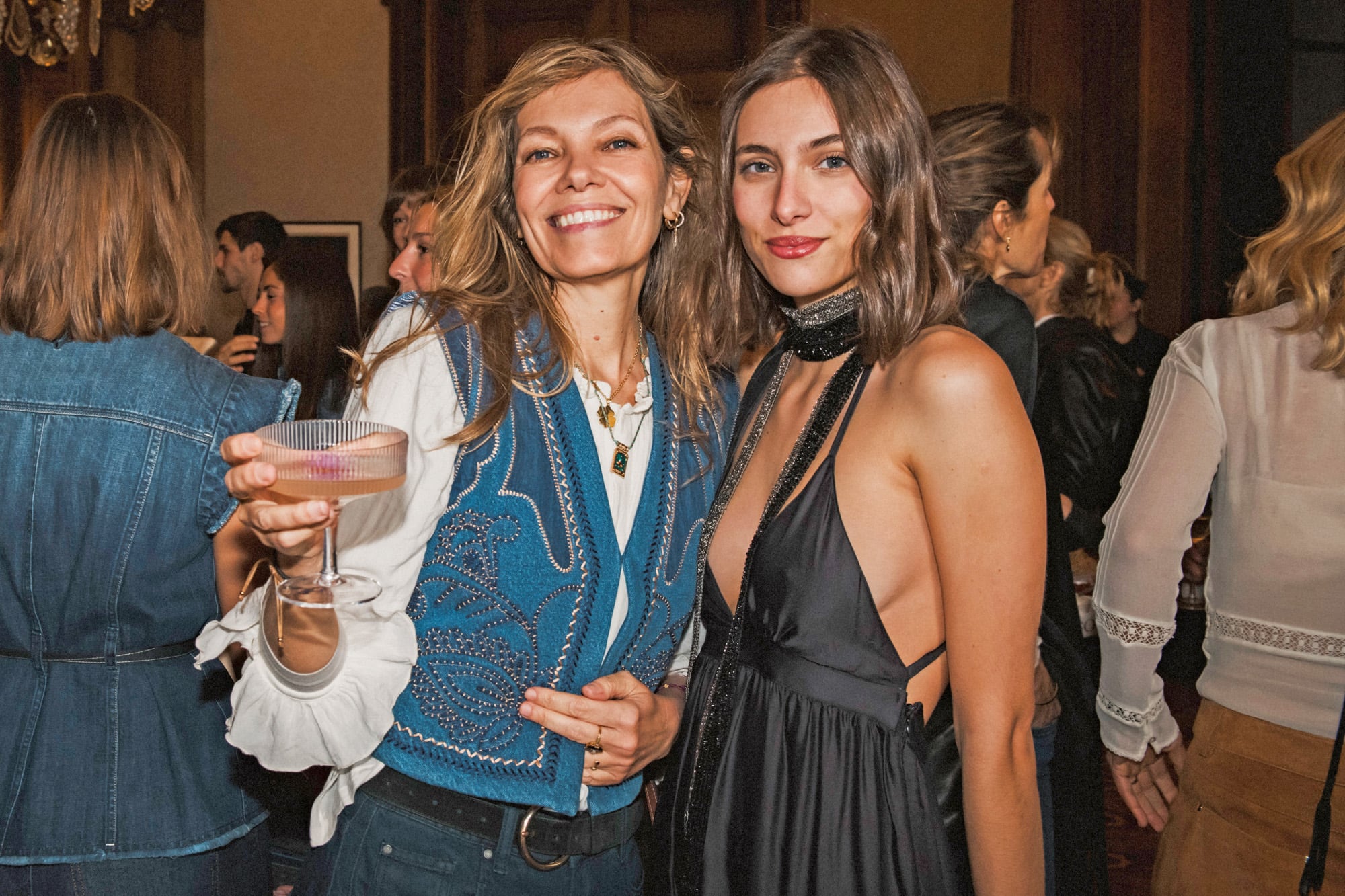 Loli Acuña y Kayla Acuña, tía y sobrina, posaron juntas durante el evento 