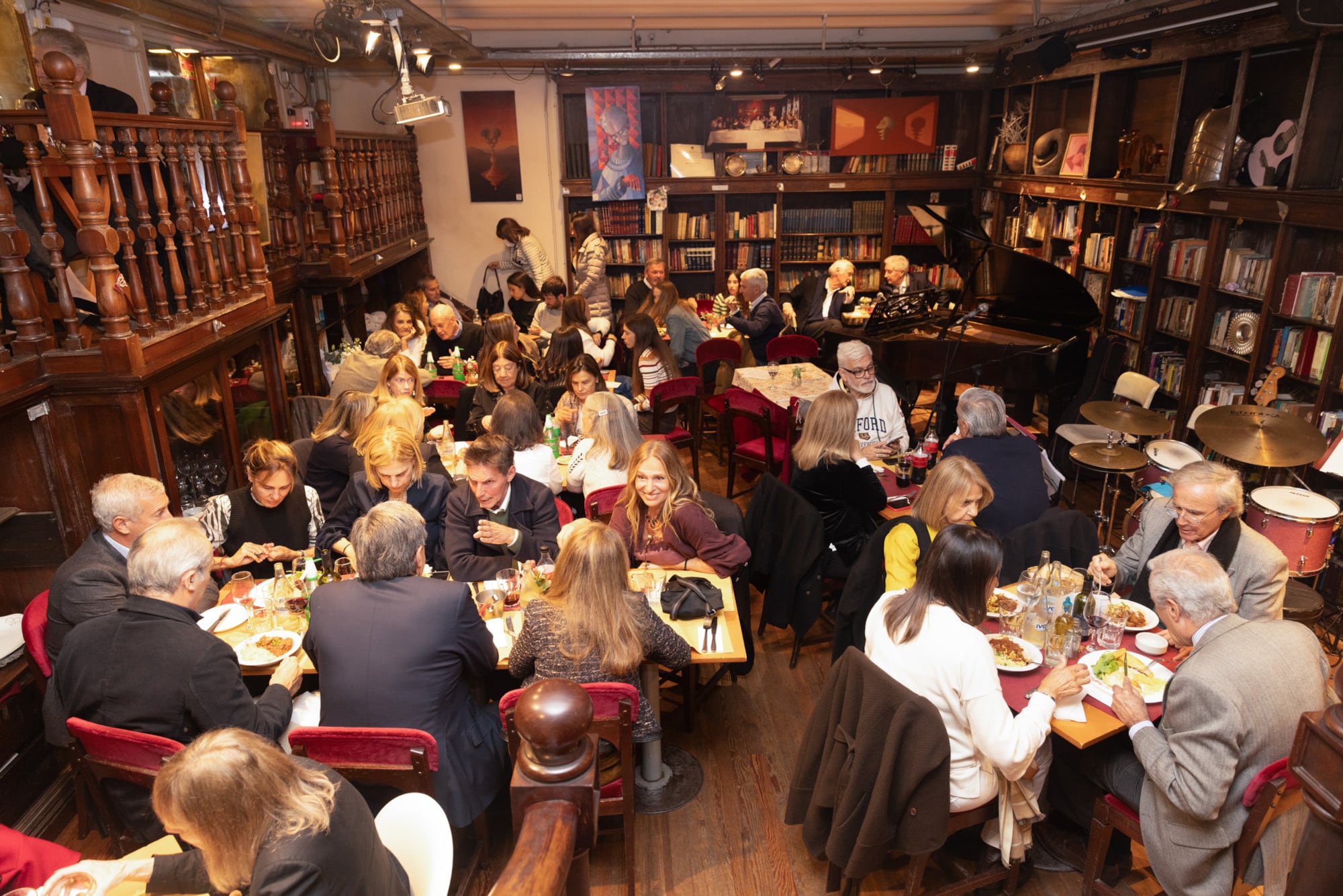 Familiares y amigos colmaron las mesas de La Biblioteca Café para acompañar a Marina