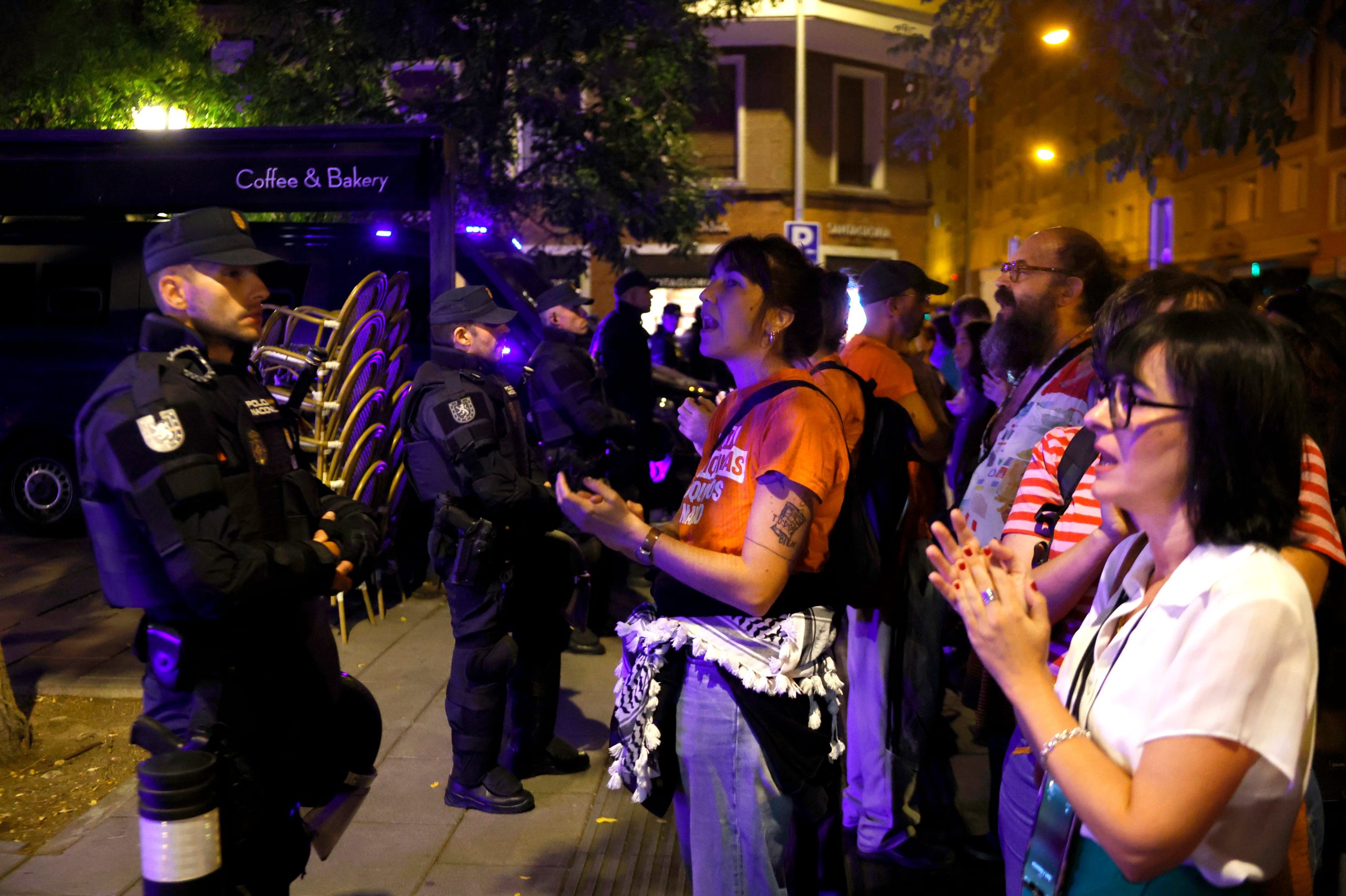 Manifestantes protestan frente a agentes antidisturbios frente a la vivienda de Maricarmen, este miércoles.