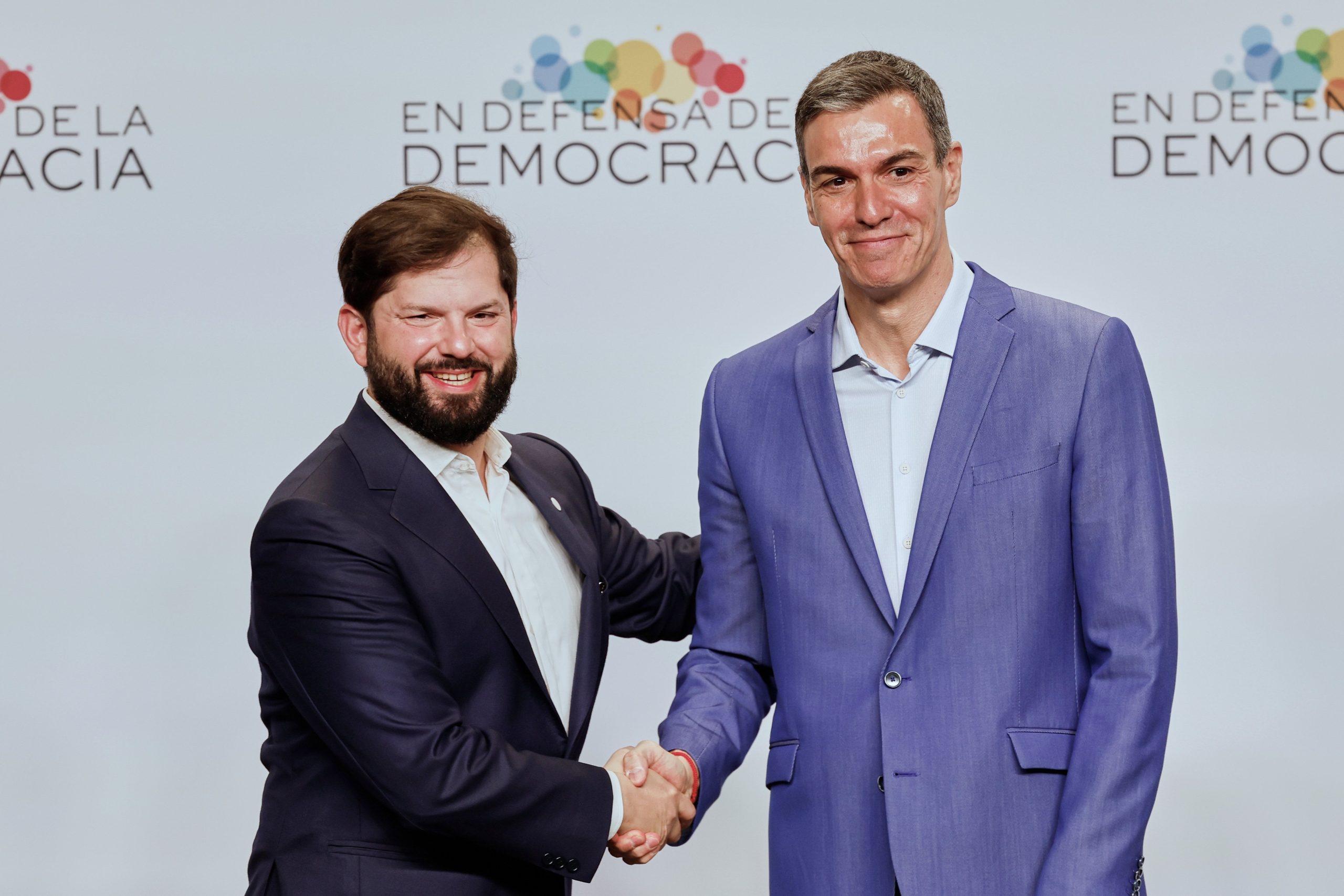 Pedro Sánchez saluda al expresidente de Chile Gabriel Boric durante la cumbre Encuentro en Defensa de la Democracia, en Barcelona