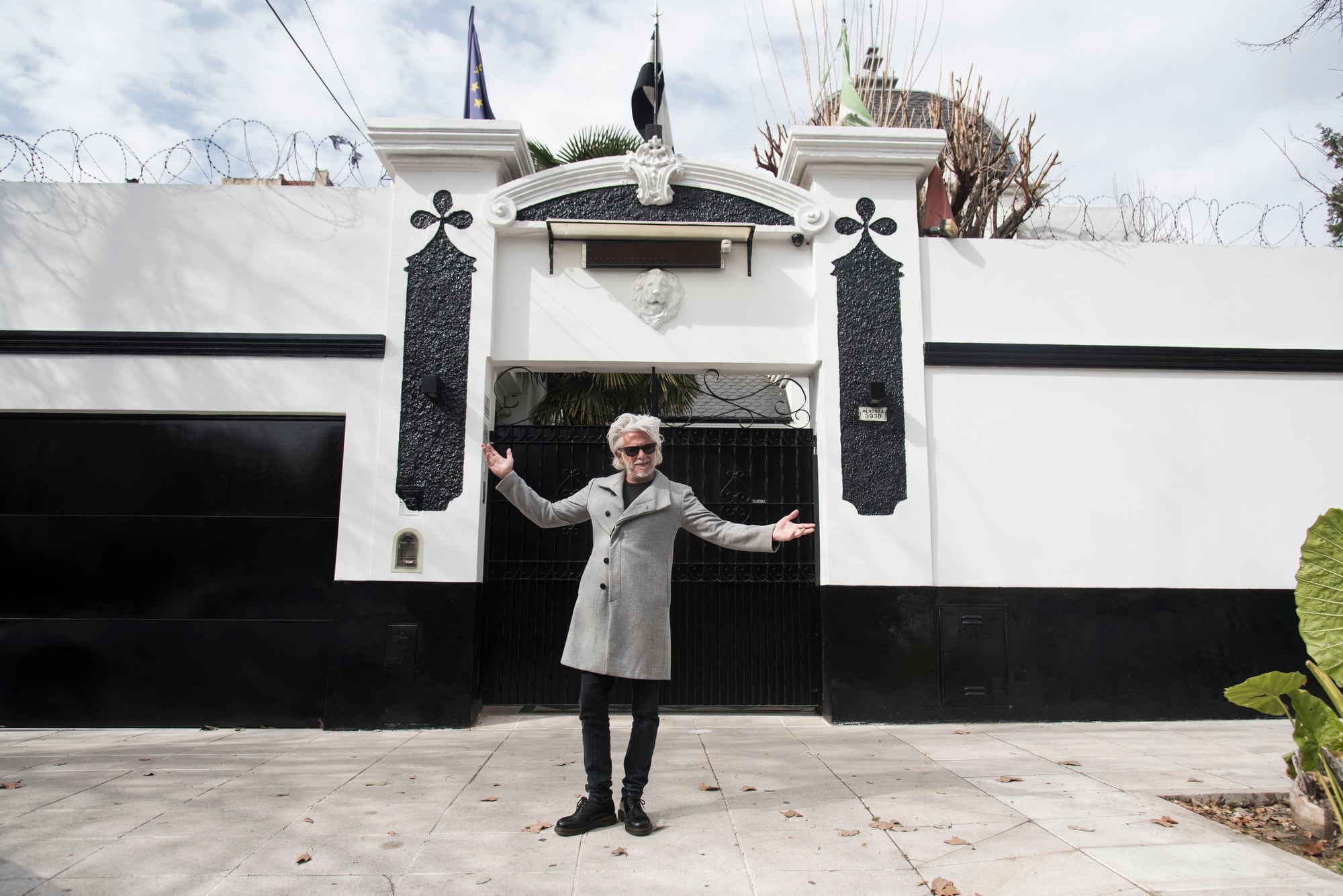 La primera vivienda que compró el médico, está ubicada en Belgrano R, y la bautizó como la Embajada de Transilvania