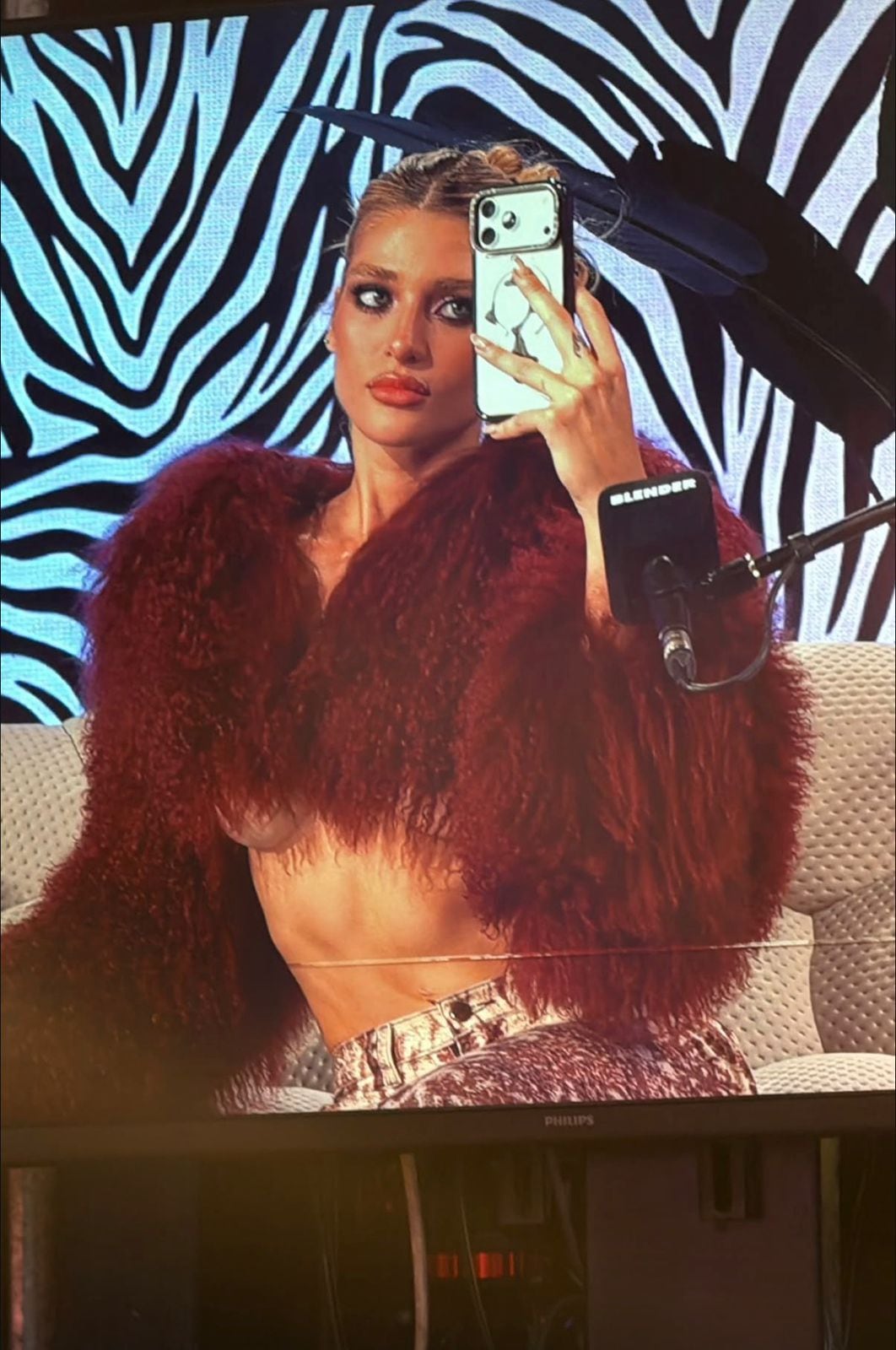 Marta Fort en abrigo de piel underboob. (Foto: Instagram/@martacfort)