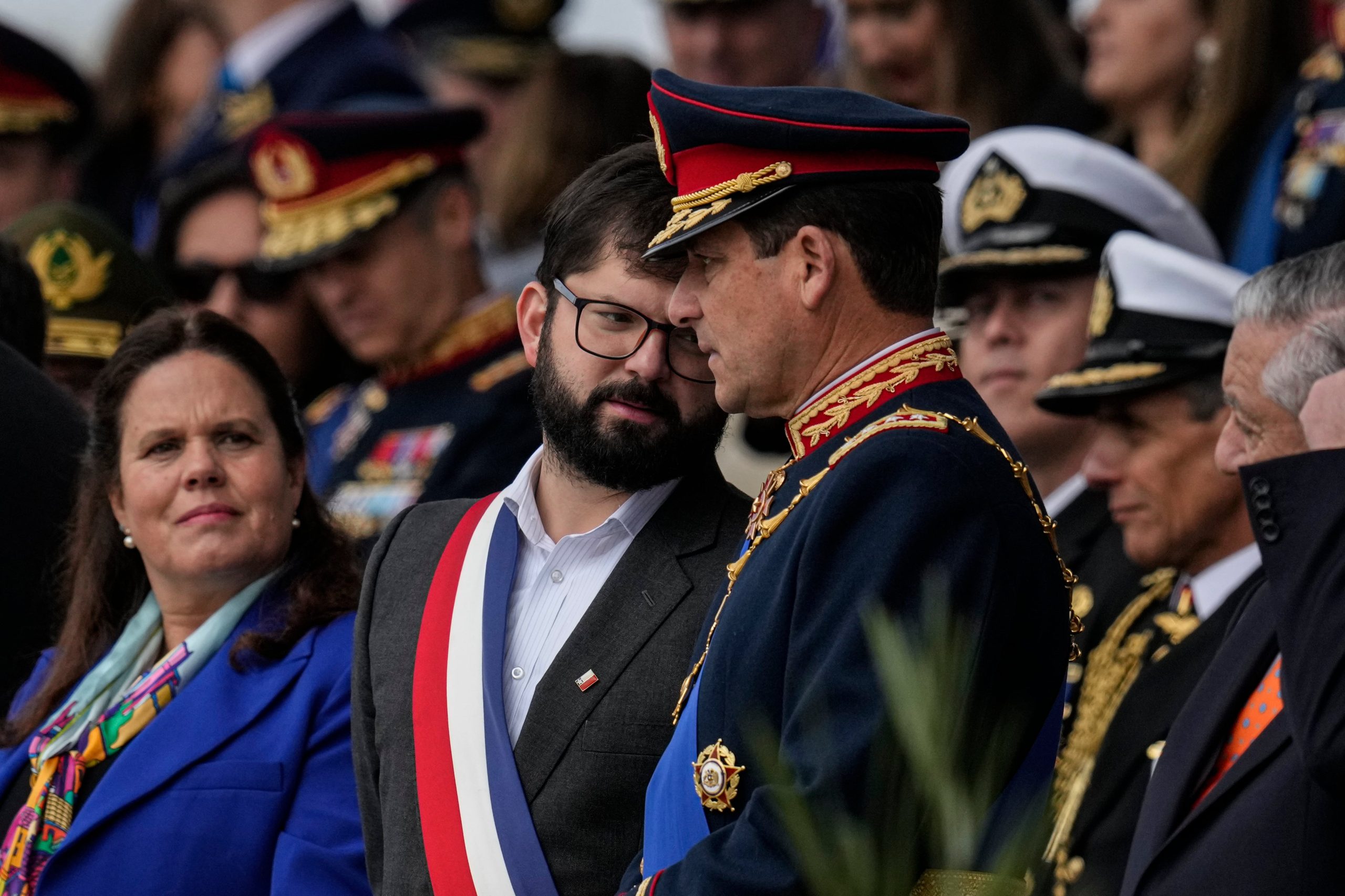 La ministra de la Defensa de Chile, Maya Fernández, y el presidente chileno Gabriel Boric, durante un desfile militar para conmemorar el Día de la Independencia