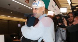 La Joaqui y Tiago PZK fueron sorprendidos en el aeropuerto de Ezeiza: las fotos románticas antes de viajar a Colombia