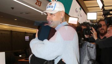 La Joaqui y Tiago PZK fueron sorprendidos en el aeropuerto de Ezeiza: las fotos románticas antes de viajar a Colombia