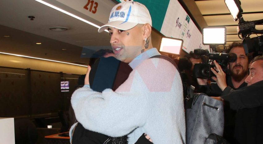La Joaqui y Tiago PZK fueron sorprendidos en el aeropuerto de Ezeiza: las fotos románticas antes de viajar a Colombia