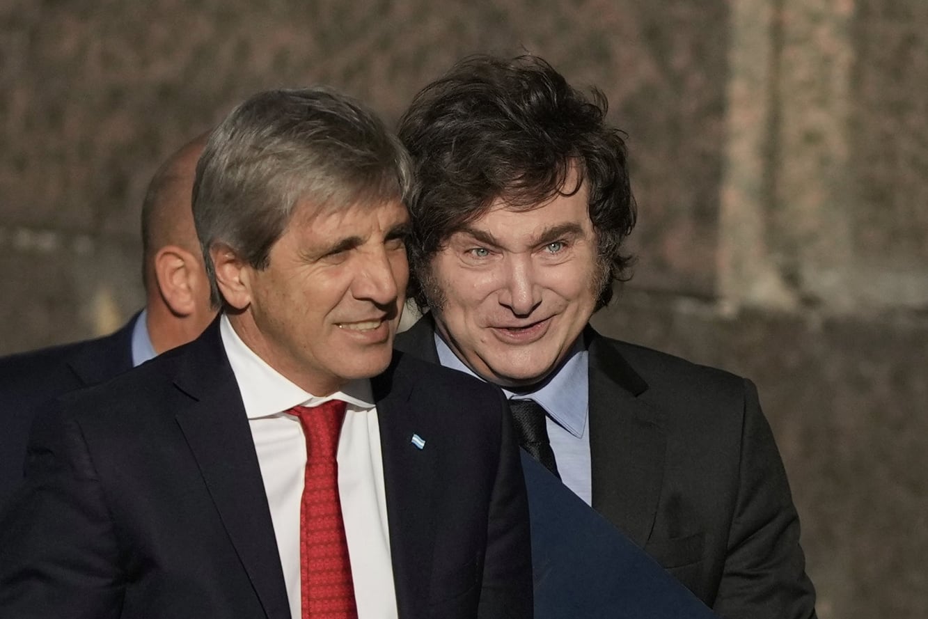 Javier Milei y su ministro de Economía, Luis Caputo