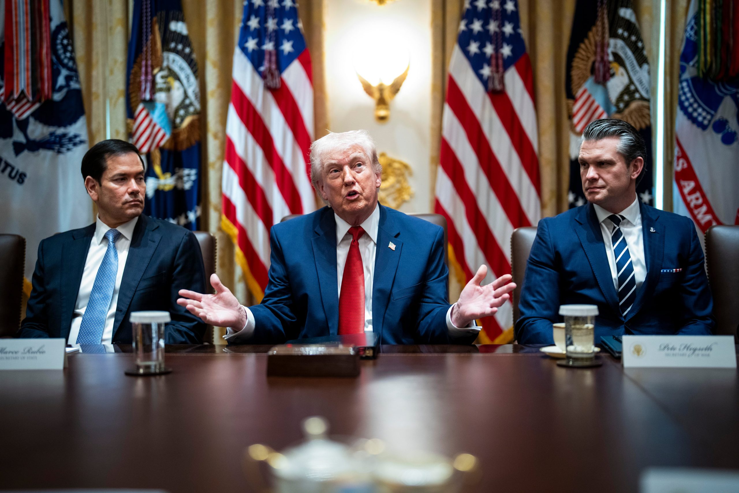 Donald Trump junto a los secretarios Marco Rubio (Estado) y Pete Hegseth (Guerra) en una reunión de gabinete (Doug Mills/The New York Times).