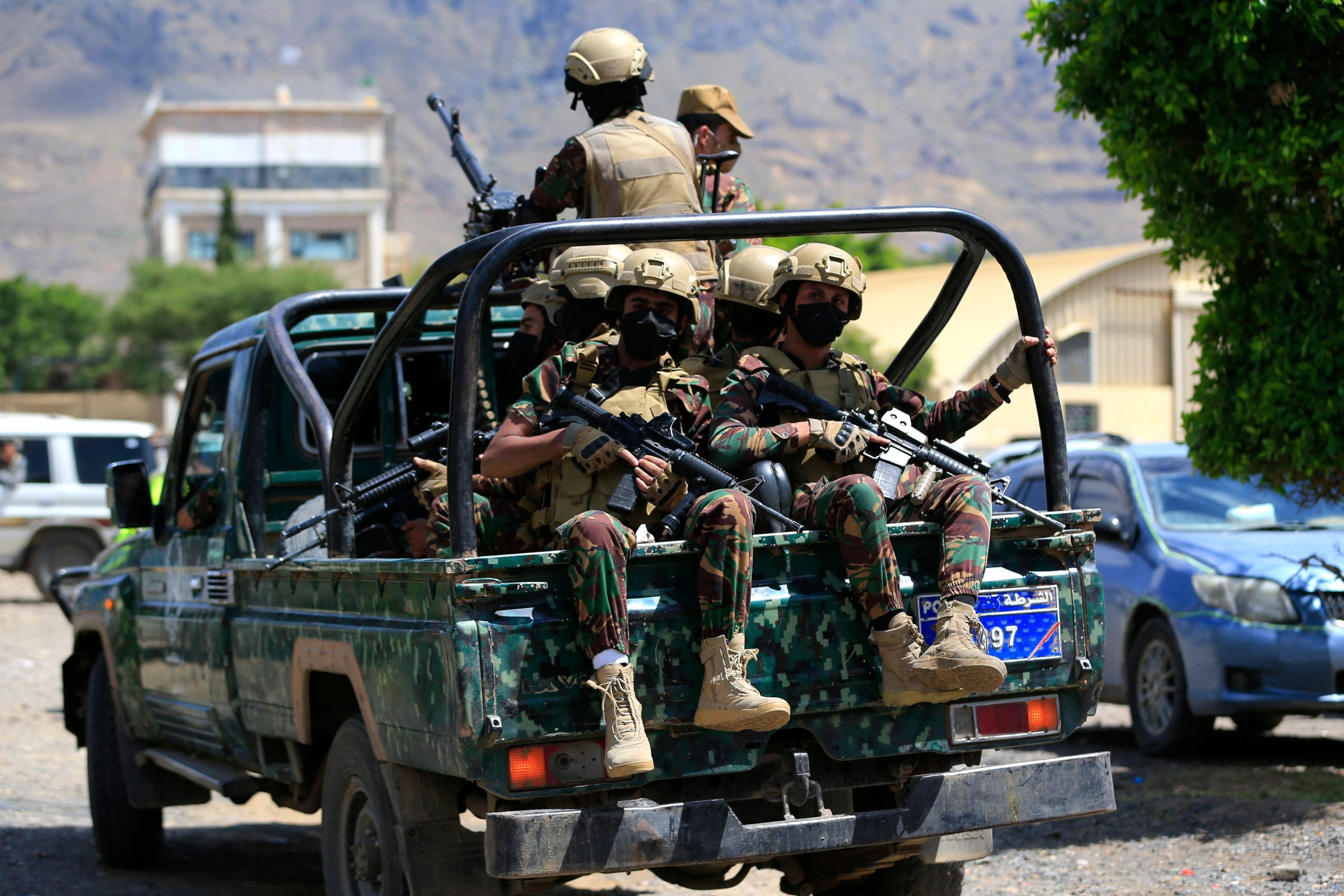 Las fuerzas armadas hutíes de Yemen patrullan mientras prisioneros yemenitas leales a las autoridades hutíes llegan a la capital, Saná