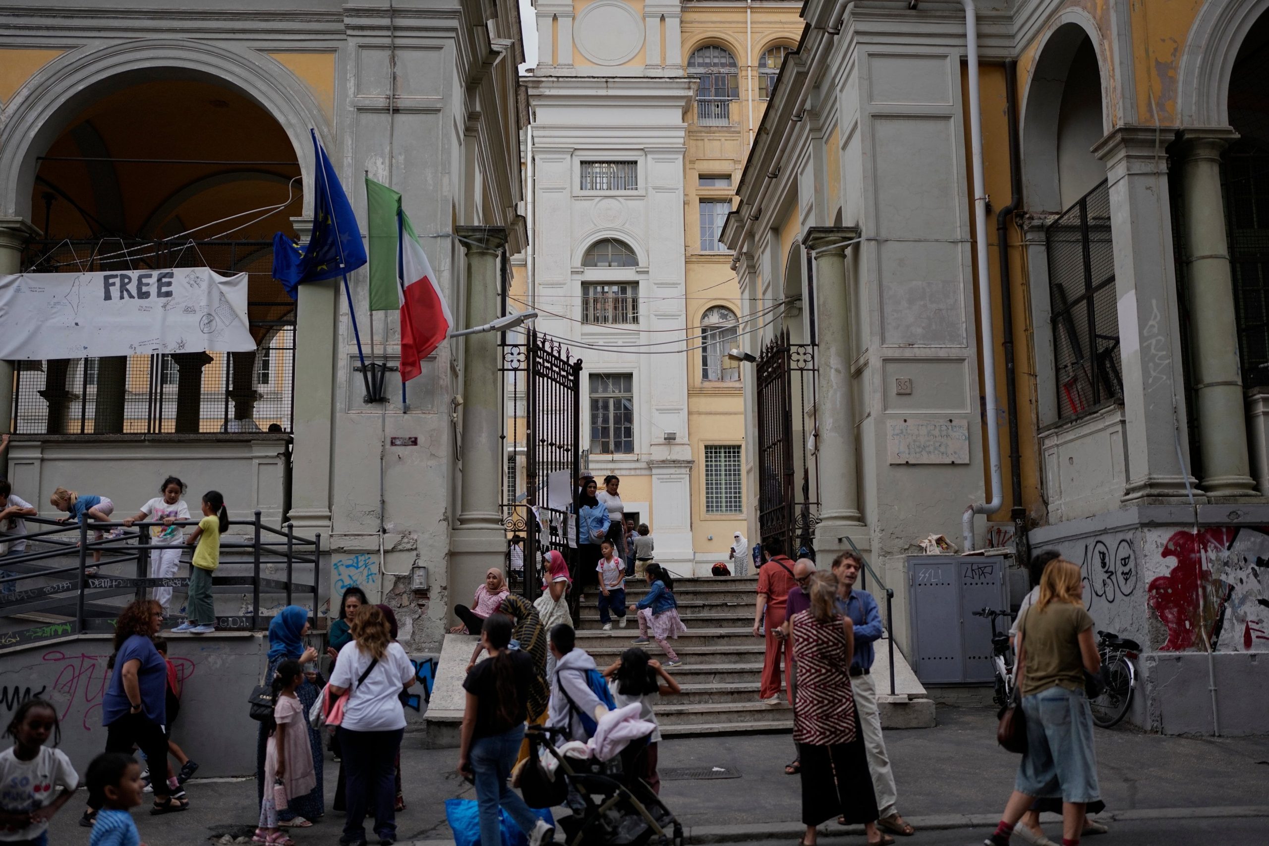 Familiares esperan la salida de sus hijos de una escuela del centro de Roma