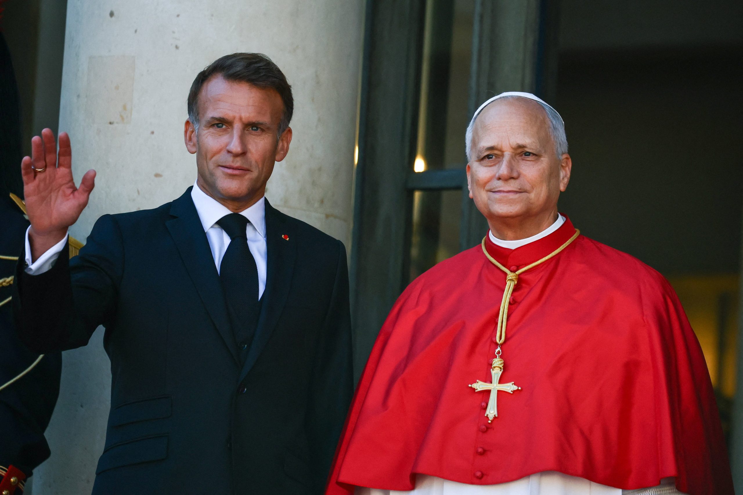 El papa León XIV, junto a Emmanuel Macron, ene el Palacio del Eliseo. (Foto:  REUTERS/Sarah Meyssonnier).