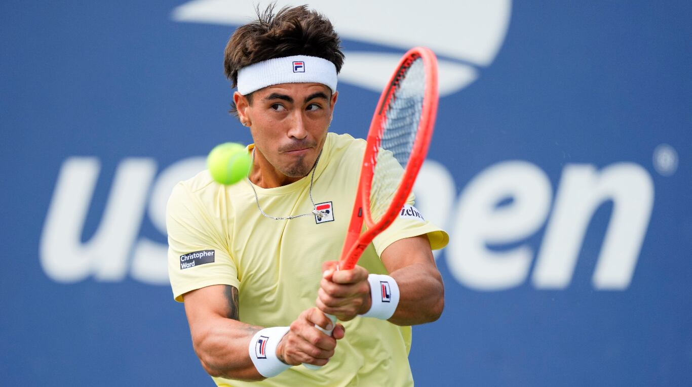 Francisco Comesaña perdió en un atractivo y exigente duelo frente al italiano Flavio Cobolli. (Foto: AP)