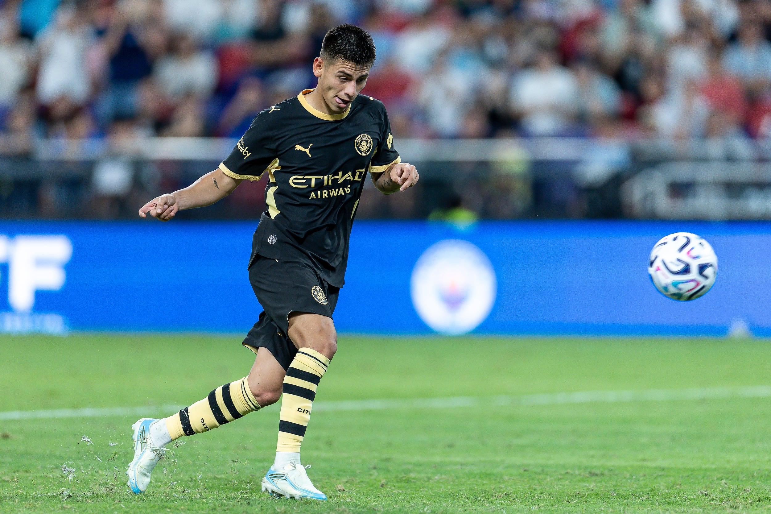 Claudio Echeverri, con la camiseta de Manchester City, club que volvería a prestarlo: su futuro estaría en Benfica, de Portugal