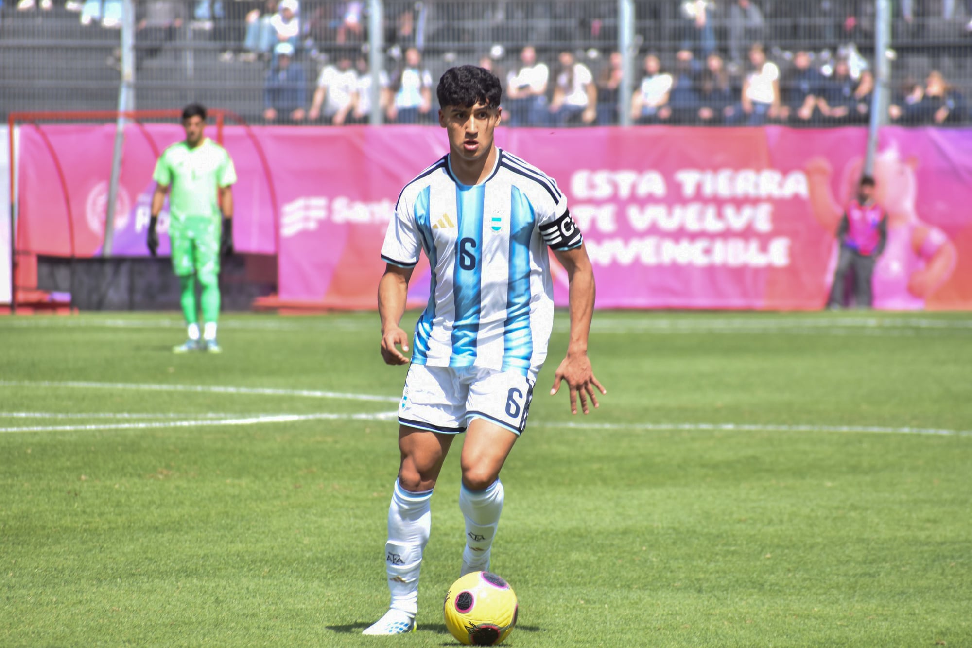 El capitán Matías Satas conduce la pelota