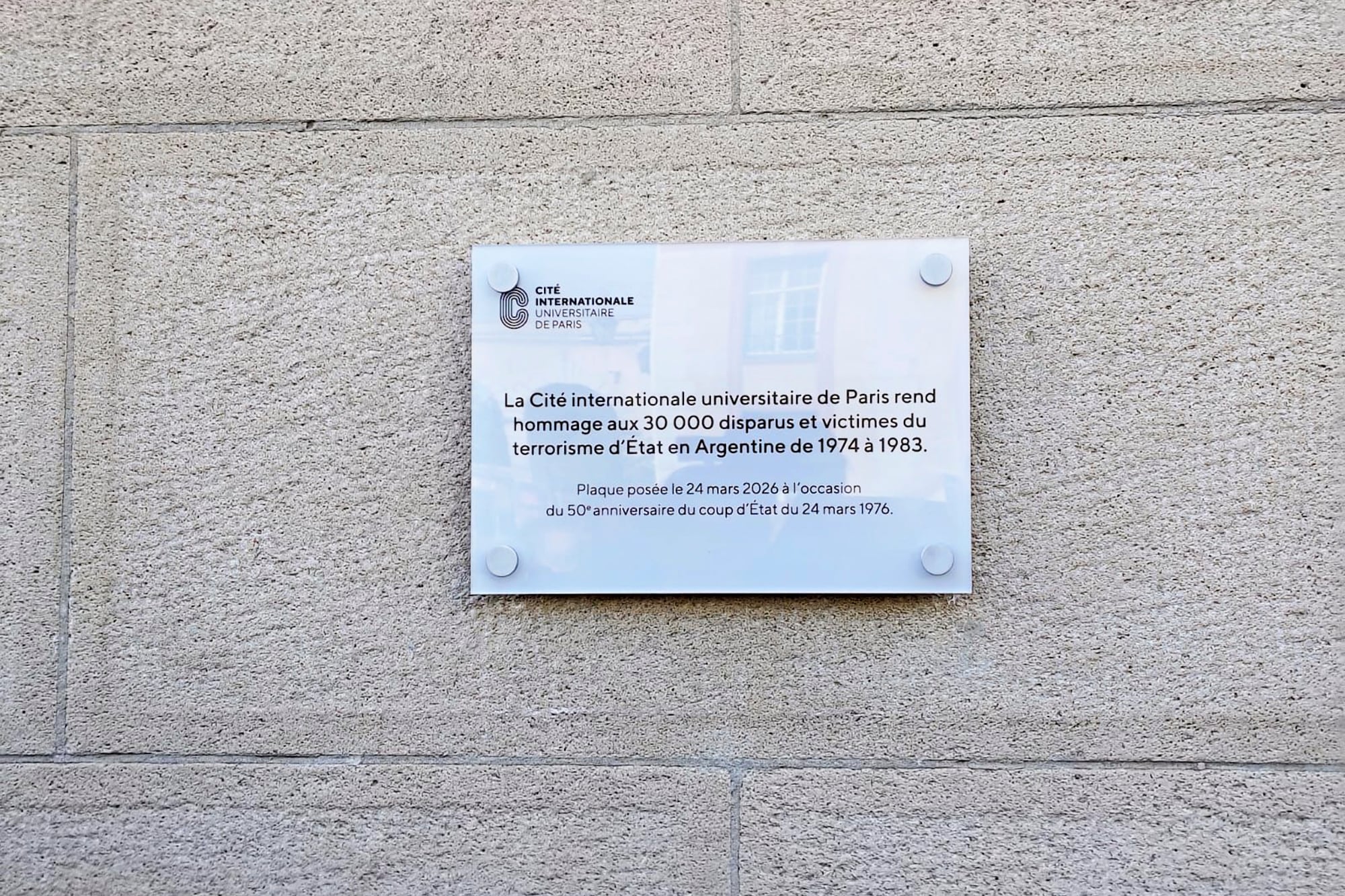 La placa de homenaje a los desaparecidos en la Casa Argentina en París que fue removida este año
