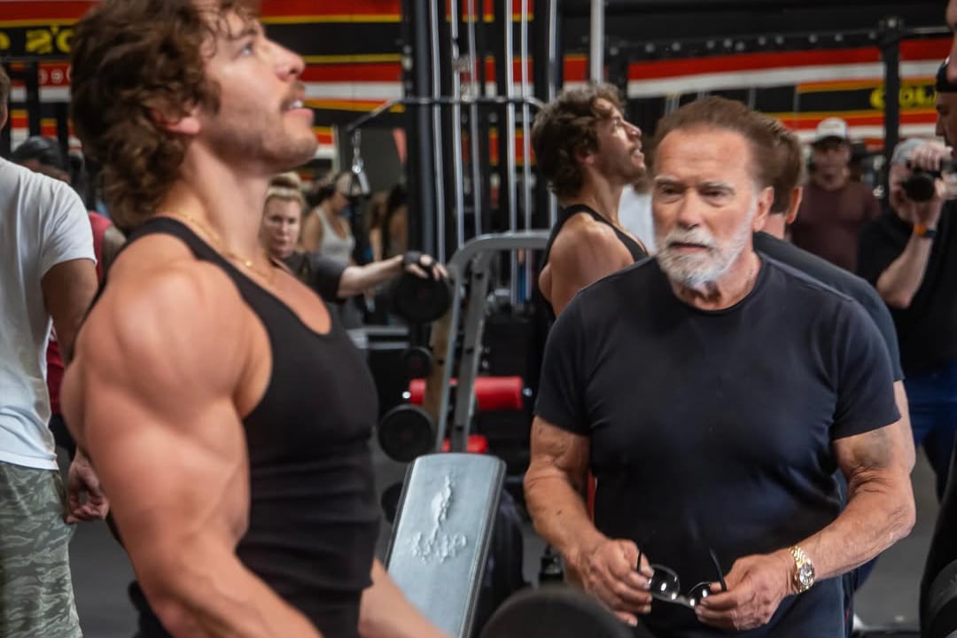 Si se cuenta con muy poco tiempo, Arnold sugiere realizar las series de calentamiento y luego ejecutar una única secuencia intensa de cada uno de los cinco ejercicios